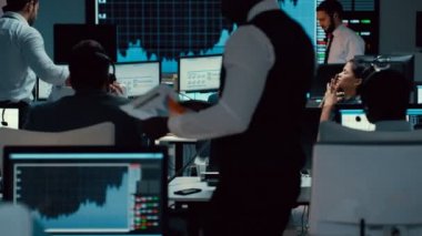 meşgul bir anlaşma müzakere telefon üzerinden borsa 4 k mali tüccar