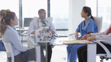 4 k tıbbi ekip modern hastanede bir toplantıda