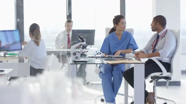 Equipo Médico Hospital Moderno Trabajando Teniendo Una Discusión Área Oficina — Vídeo de stock