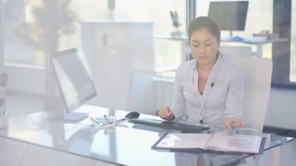 Médico Audiologia Sua Mesa Olhando Para Aparelho Auditivo Trabalhando Computador — Vídeo de Stock