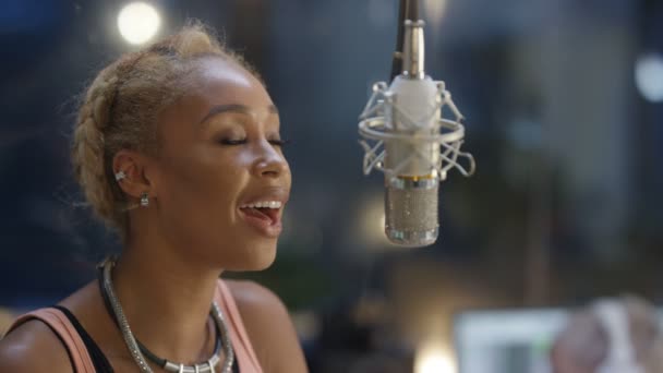 Cantante Africana Canción Grabación Estudio Grabación — Vídeo de stock