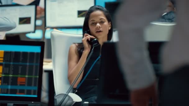在繁忙的证券交易所的女易员谈判一个成功的交易通过电话 — 图库视频影像