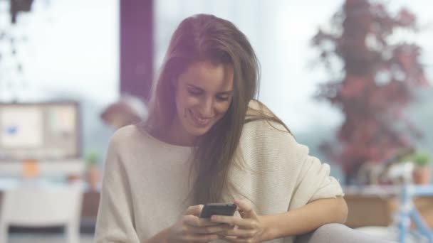 Mulher Atraente Relaxante Casa Sorrindo Mensagens Texto Smartphone — Vídeo de Stock