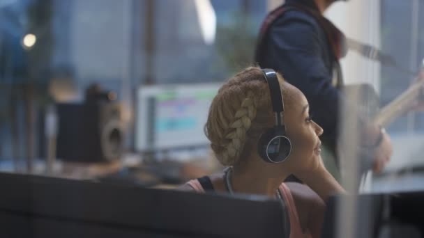 Band Grabando Una Pista Estudio Con Ingeniero Sonido Escritorio Mezcla — Vídeo de stock