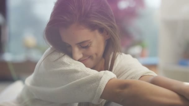 Portret Van Aantrekkelijke Vrouwelijke Vrouw Die Lacht Naar Camera Met — Stockvideo