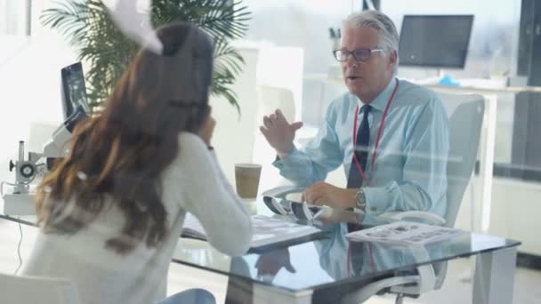 Audiologie Arts Overleg Met Vrouwelijke Patiënt Met Gehoorverlies — Stockvideo