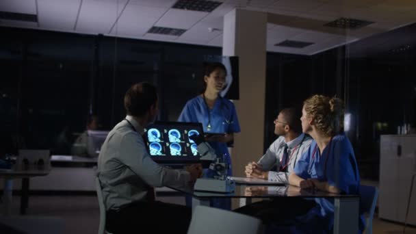 Squadra Medica Durante Turno Notte Avendo Una Riunione Guardando Scansioni — Video Stock