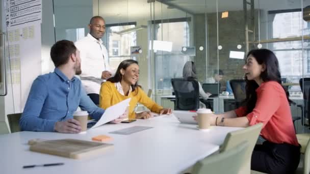 Equipe Negócios Alegre Uma Reunião Escritório Criativo Moderno — Vídeo de Stock