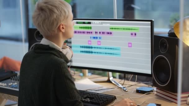 Ingeniero Sonido Mesa Mezclas Grabando Una Pista Con Músicos Jóvenes — Vídeo de stock