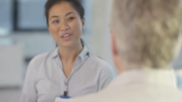 Homme Avec Surdité Mettant Prothèse Auditive Dans Oreille Médecin Montrant — Video