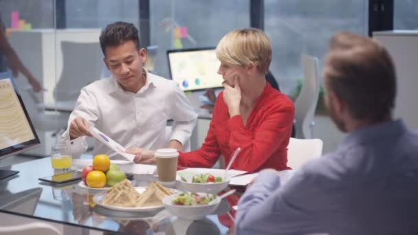 Equipo Negocios Una Reunión Desayuno Almuerzo Con Comida Refrescos — Vídeos de Stock