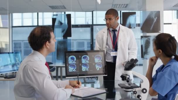 Tıbbi Ekip Toplantıda Beyin Taramaları Işınları Bakmak Için Teknolojisini Kullanarak — Stok video