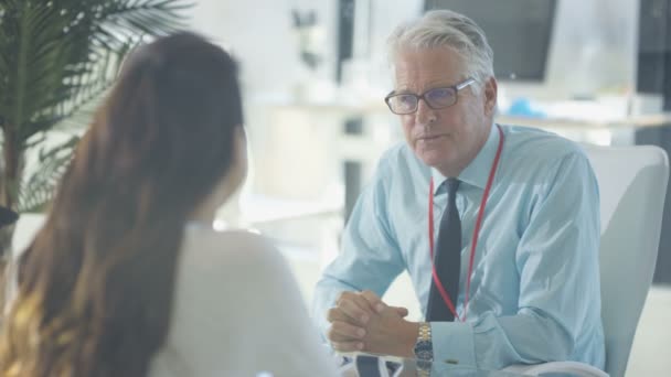 Doctor Conversando Com Paciente Escritório Moderno Com Aparelho Auditivo Sua — Vídeo de Stock