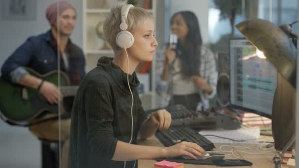 Engenheiro Som Mesa Mixagem Gravando Uma Faixa Com Jovens Músicos — Vídeo de Stock