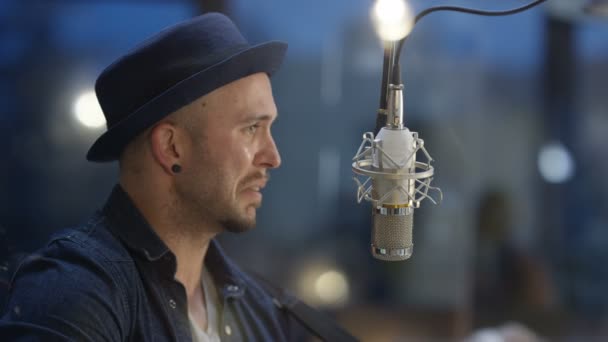 Homem Vocalista Estúdio Gravação Cantando Microfone Vídeo Câmera Lenta — Vídeo de Stock