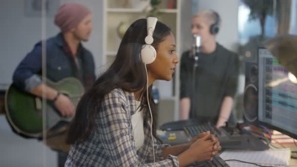 Ingénieur Son Bureau Mixage Enregistrement Une Piste Avec Jeunes Musiciens — Video