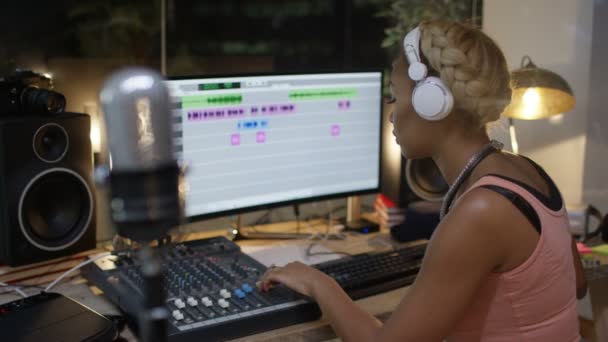 Африканская Женщина Записывает Песню Производственной Студии Работает Программным Обеспечением Микширования — стоковое видео