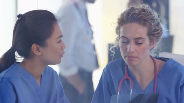 Close Equipe Médica Feminina Uma Reunião Discutindo Radiografia Paciente — Vídeo de Stock