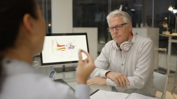Zralý Muž Sluchátky Získání Slyšení Test Lékařem Audiologie — Stock video