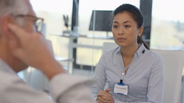 Médico Audiología Mostrando Paciente Audífono Moderno Alta Tecnología Explicando — Vídeo de stock