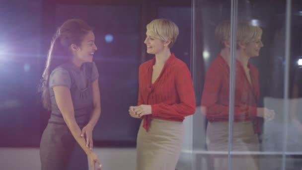 女性ビジネス同僚残業 オフィスでの会話 — ストック動画