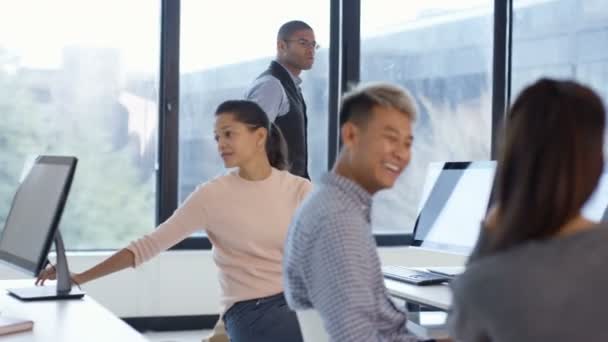 4K Étudiants travaillant sur des ordinateurs et bavardant dans un cours de mathématiques d'éducation des adultes 