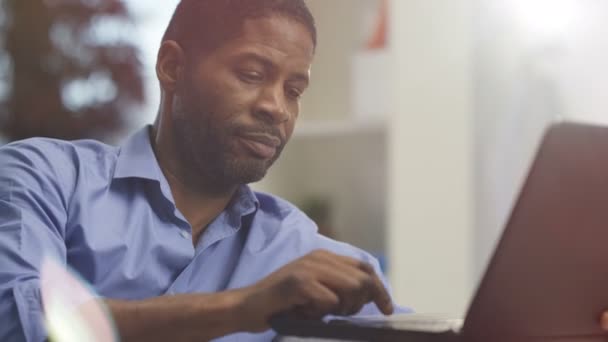 African American Man Thuis Ontspannen Laptopcomputer Kijken — Stockvideo