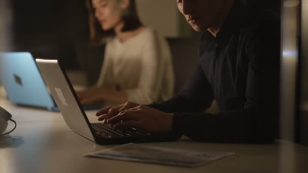 Zakenvrouw Die Laptop Werkt Een Discussie Met Mannelijke Collega — Stockvideo