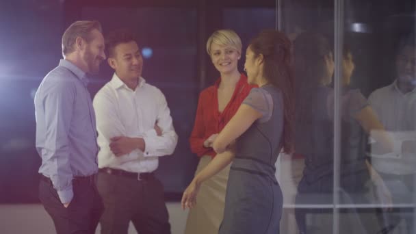 Gemischte Ethnische Unternehmensgruppe Arbeitet Spät Und Führt Ein Gespräch Büro — Stockvideo