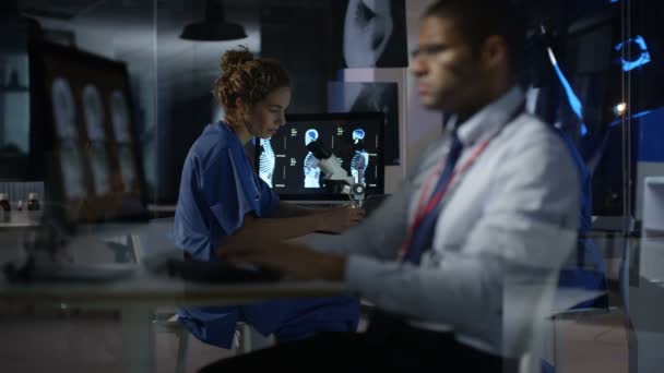 Ιατρική Ομάδα Χρησιμοποιώντας Υπολογιστές Δουλεύει Νυχτερινή Βάρδια Στο Νοσοκομείο — Αρχείο Βίντεο