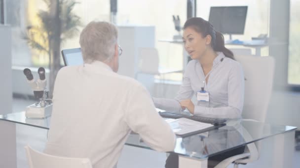 Médico Audiología Mostrando Paciente Audífono Moderno Alta Tecnología Explicando — Vídeos de Stock