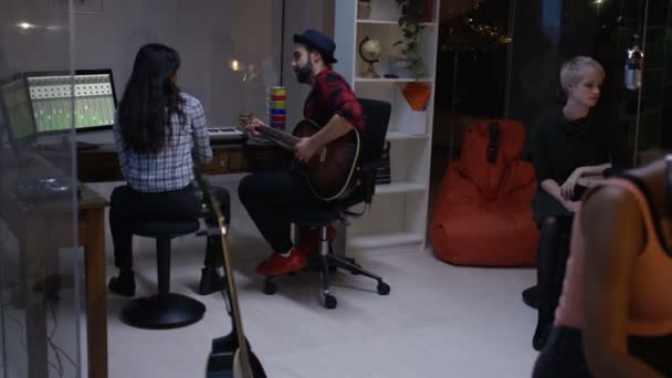 Auteur Compositeur Une Chanson Studio Avec Groupe Arrière Plan — Video