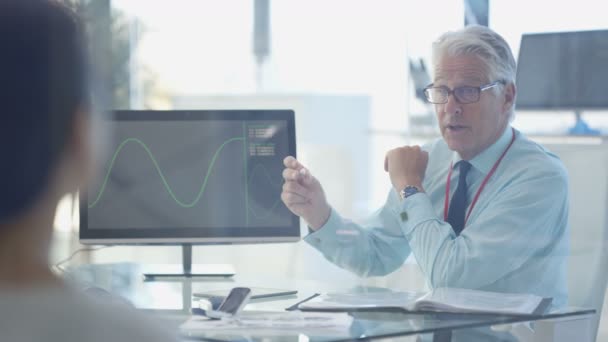 Audiologia Médico Mostrando Paciente Moderno Aparelho Auditivo Tecnologia Explicando — Vídeo de Stock