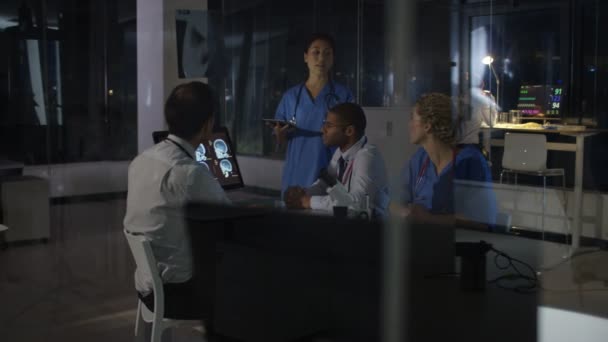 Equipo Médico Turno Noche Teniendo Una Reunión Mirando Escaneos Pacientes — Vídeos de Stock