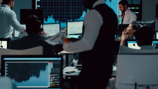 4K Négociateur financier en bourse occupé négocier un accord par téléphone 