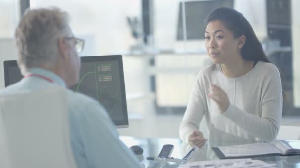 Mujer Joven Con Discapacidad Auditiva Que Consulta Con Médico Especialista — Vídeos de Stock