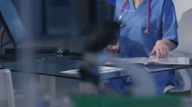 hasta x ışınları eğitim ve bilgisayarda çalışan modern hastanede 4k hemşire