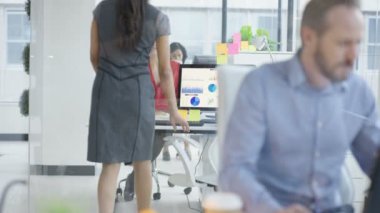 bilgisayarlarda çalışma ve modern Office belgeleri üzerinde seyir 4 k ofis çalışanları