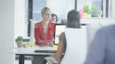 bilgisayarlarda çalışma ve modern Office belgeleri üzerinde seyir 4 k ofis çalışanları