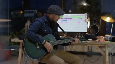 şarkı kayıt ve akustik gitar çalmaya adam 