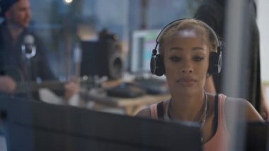 4k grup bir parça karıştırma masasındaki ses mühendisi ile stüdyoda kayıt