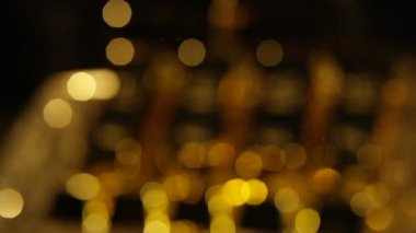 4 k Shimmering altın parçacıkları altın külçelerini odak yığını dışından yansıyan 