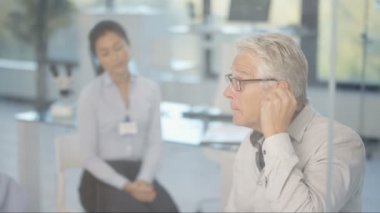 4 k olgun adamla sağırlık işitme cihazı için doktor tarafından monte ediliyor