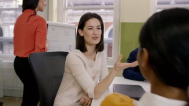 4 k genç rahat iş takım bir toplantının Şehir Ofisi