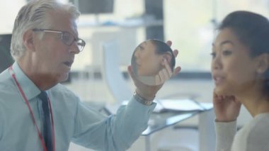 4k sağırlık olması ile kadın için hi tec işitme cihazı Doktor holding ayna monte