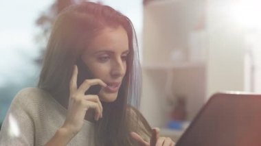 bir arkadaşıma telefonda dedikodu 4 k mutlu kadınla evde laptop,