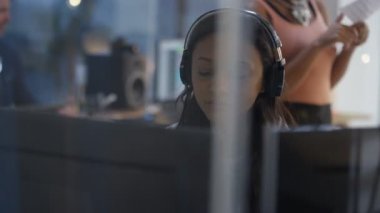 4k grup bir parça karıştırma masasındaki ses mühendisi ile stüdyoda kayıt