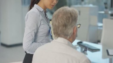 bir hasta incelenmesi ve işitme kaybı hakkında açıklayan 4 k Odyoloji doktor