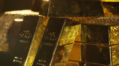 4k yakın up üzerinde dönen parıldayan altın bar standı, servet ve lüks konsepti.