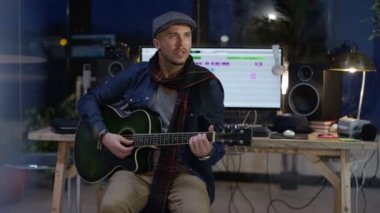 şarkı kayıt ve akustik gitar çalmaya adam 